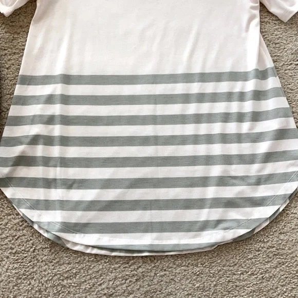 LulaRoe Short Sleeve Top - Picture 4 of 5